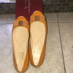Apricot excellent condition Ferragamo Varina flats
